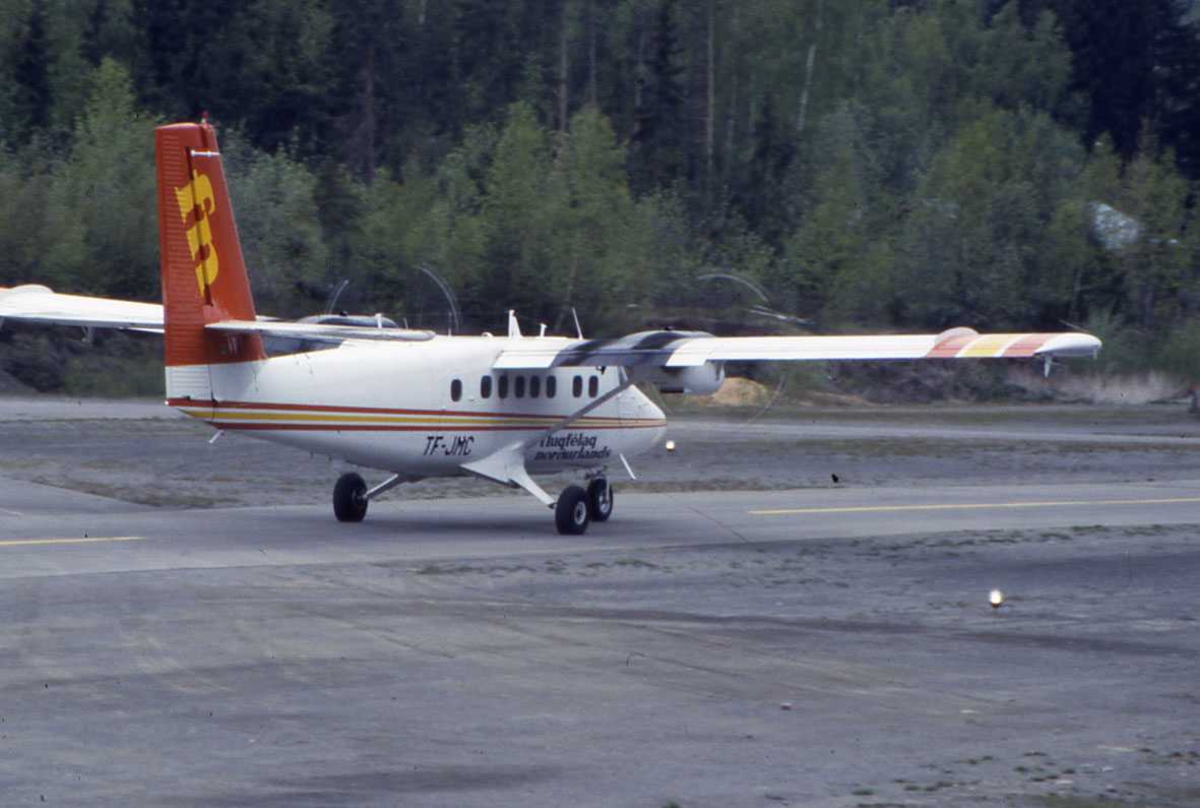 Ett fly taxer, DCH-6 Twin Otter-300 HMR . TF-JMC fra Flugelag Nordurlands 
