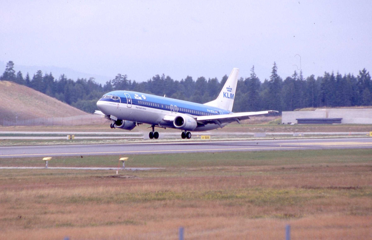 Ett fly lander, Boeing 737-406 PH-BTA"Fernao De Magelhaes" Fra KLM.