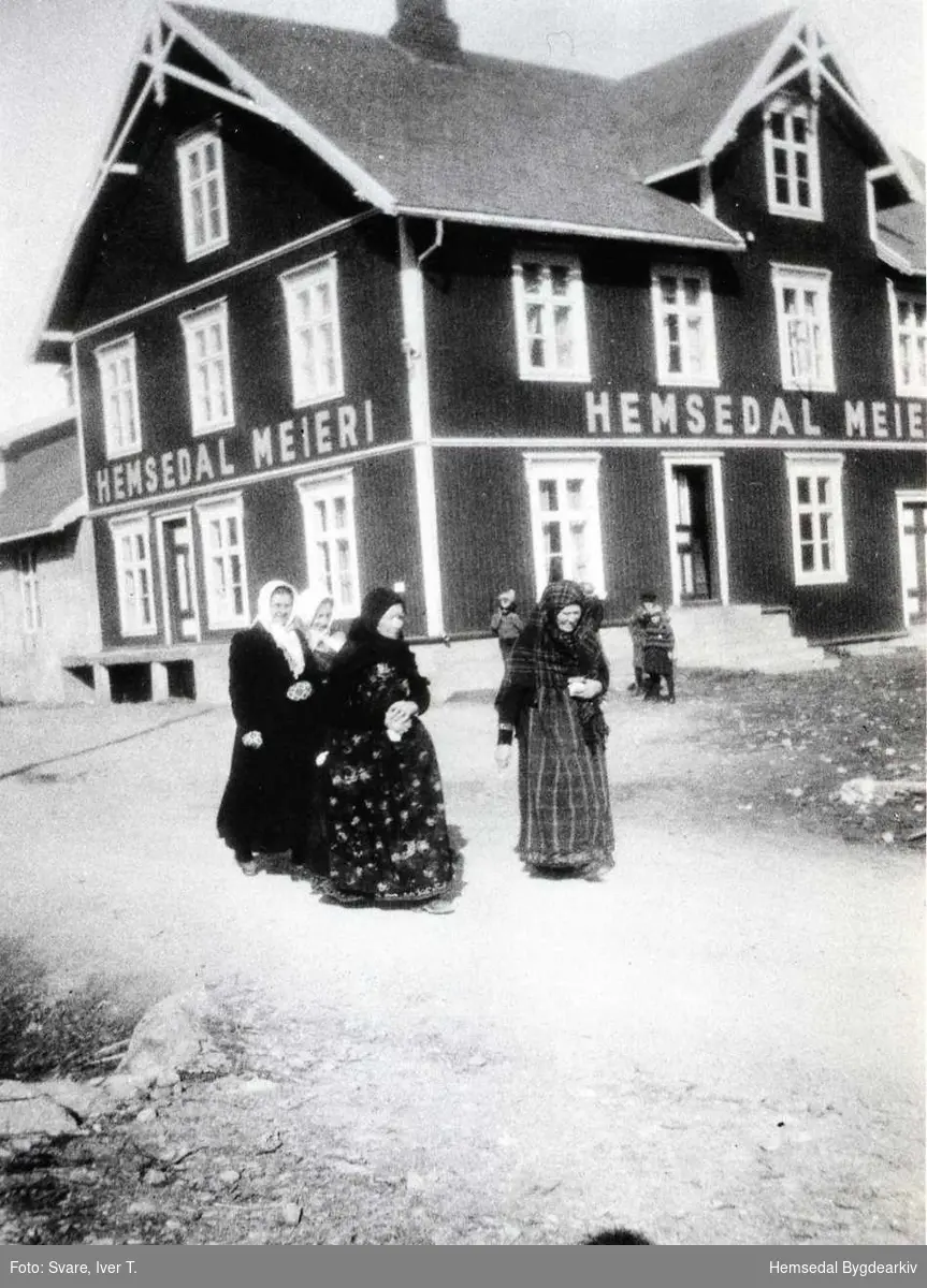 På kyrkjeveg i det konene passerer Gamlemeieriet i Trøym sentrum i Hemsedal.