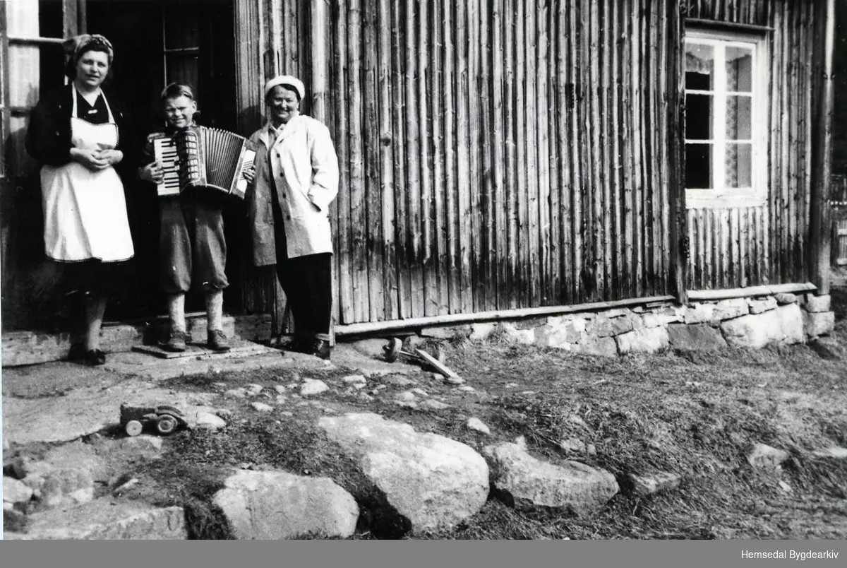 På Hjelmen i Hemsedal i 1954
Frå venstre: Randi Hjelmen, Syver Hjelmen og Åsta Skårbo, bydame.