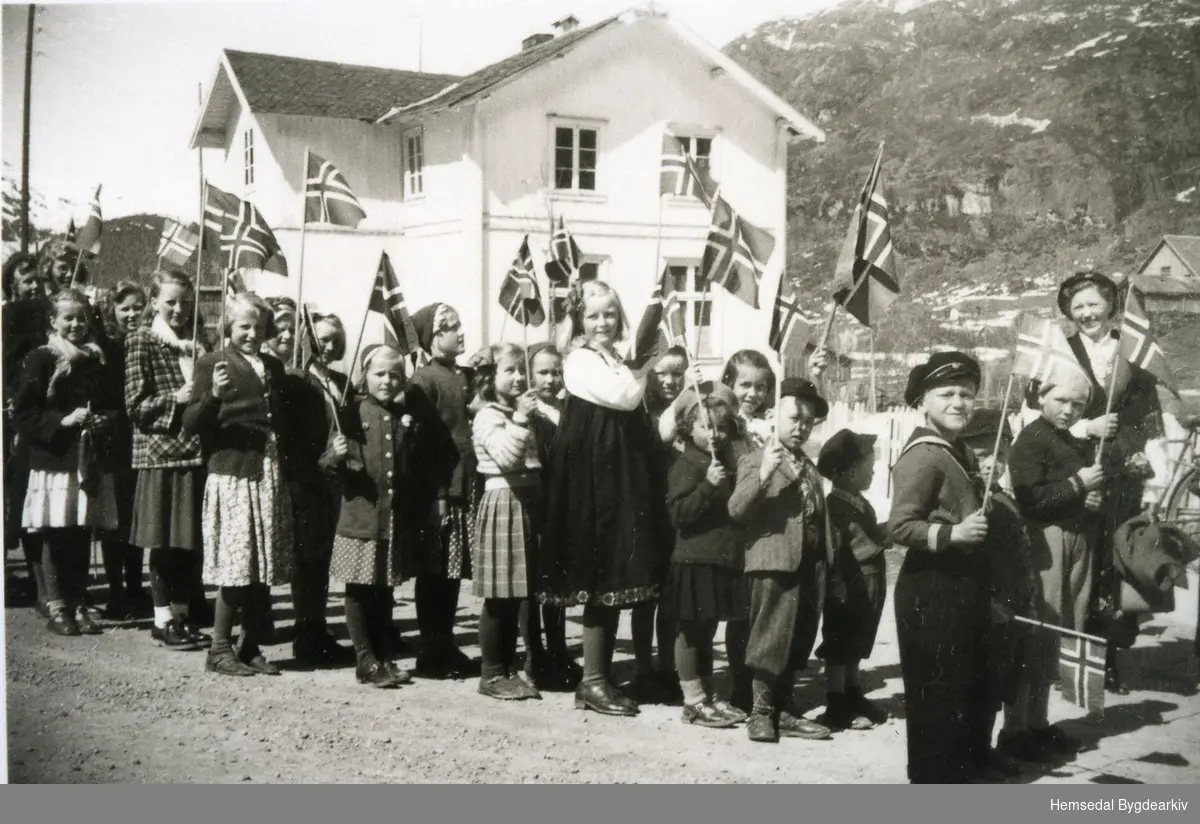 Tuv 17. mai 1952. Lærar Jorunn Grøndalen med elevane.
Elevane er indentifiserte. Namneliste finst i Hemsedal Bygdaarkiv.