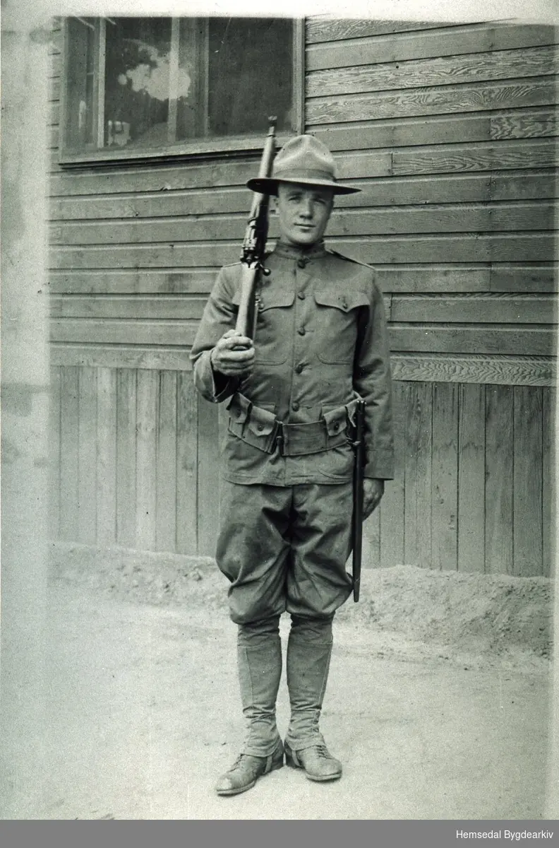 Thorleif O. Jordheim som amerikansk soldat. Thorleif var i USA frå 1914 - 1924, og var med i fyrste verdskrigen