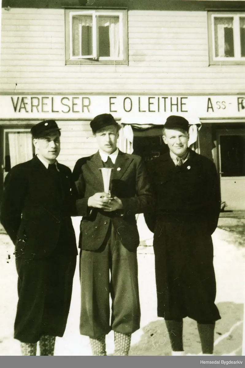På skirenn på Ryfoss i Vang i Valdres, truleg stafettlaget.
Frå venstre: Ola O. Grøndalen, Endre Aalrust og Erik Huso