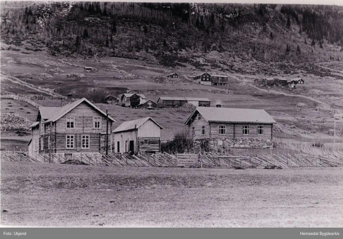 Sørbygdens Handelslag, bygt  1917, med gamle Bedehuset , bygt i 1915, til høgre. Bak, nærast, Ulsåkteigen
