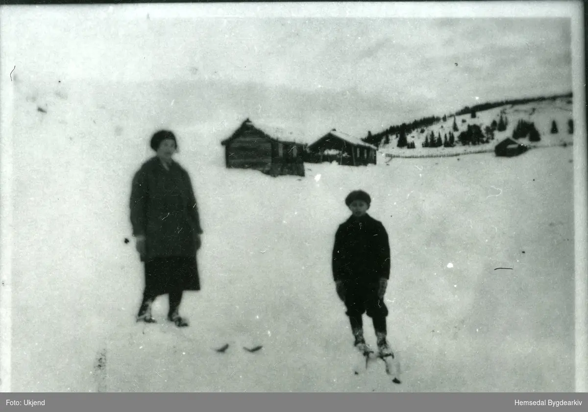 Guro Aalrust, fødd 1900, med sonen Endre Aalrust, 7 år gamal, på påsketur.
Biletet er teke i påska i 1929.