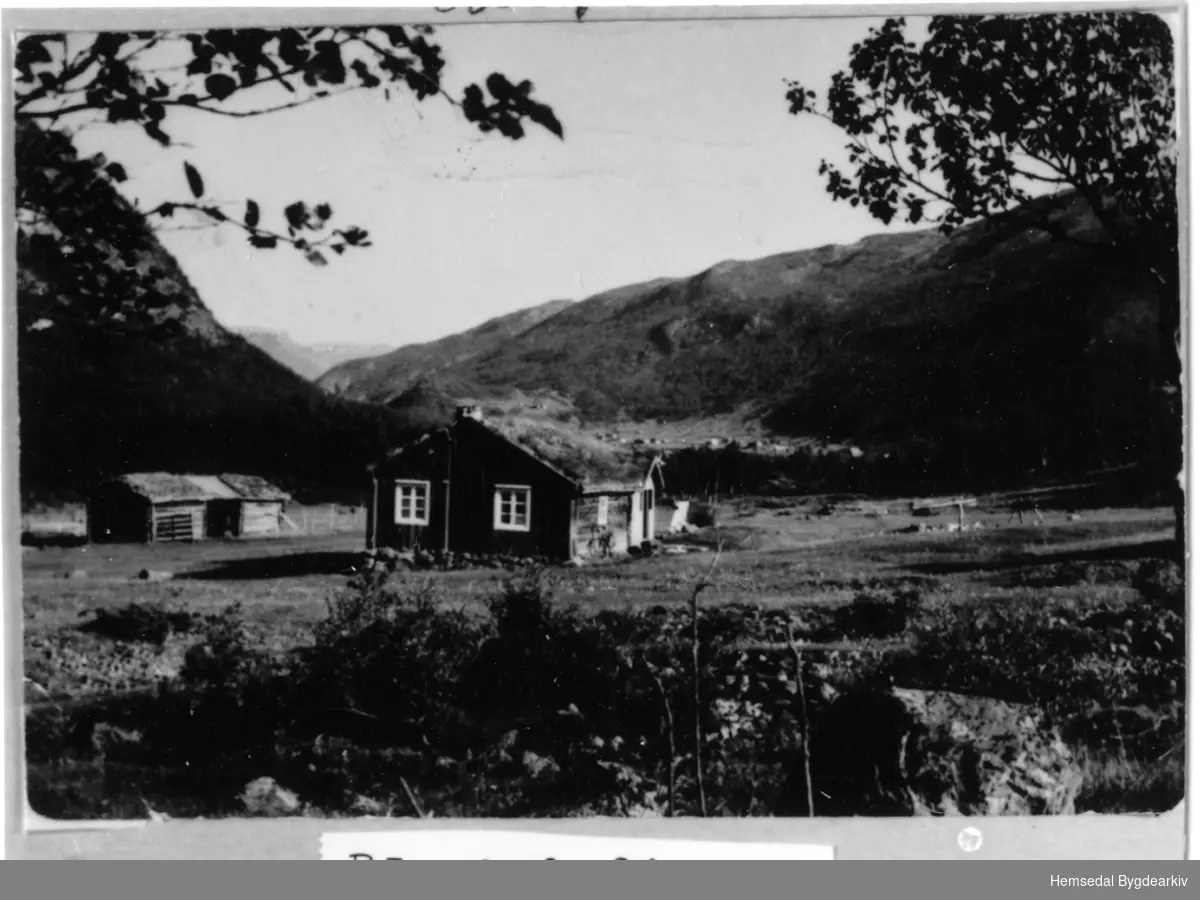 Stølen til Søre Vøllo, 85.1,  på Helgeset i Hemsedal. I bakgrunnen Grøndalen.