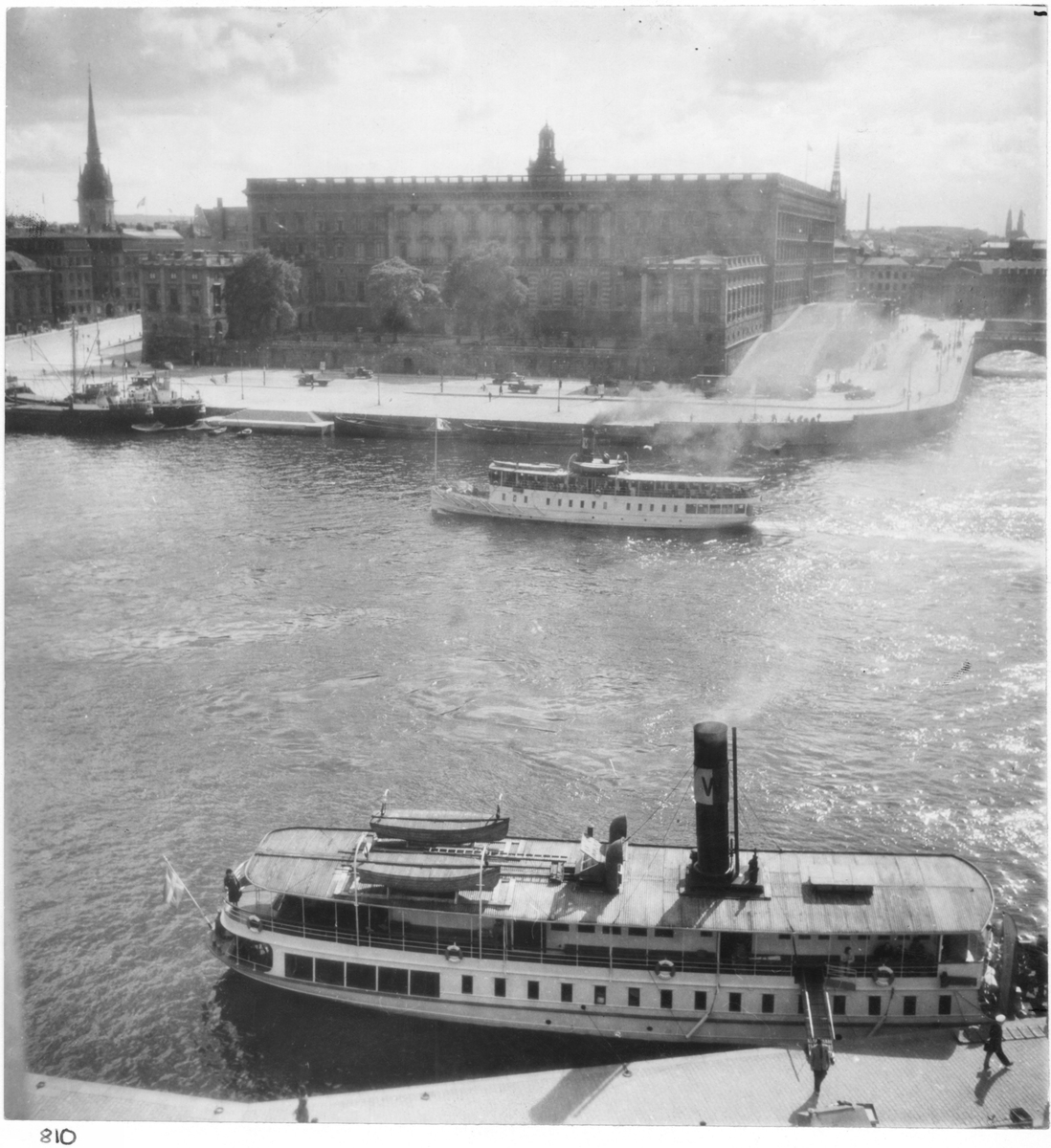 Stockholms stott med skärgårdsbåtar i förgrunden.
Vy över Strömmen.