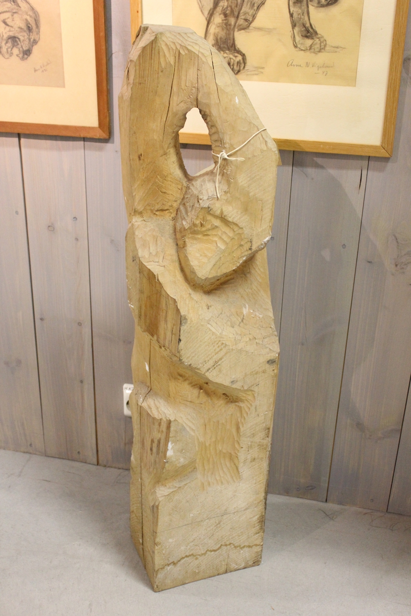 Skulptur i tre av en slange som ikke er fullført.