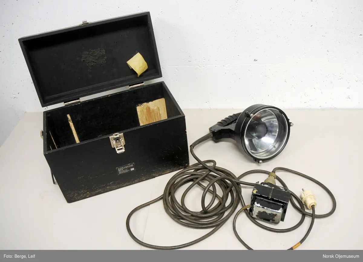 Morselampe fra Statfjord A med omformer. Utstyret er oppbevart i en sort trekasse.