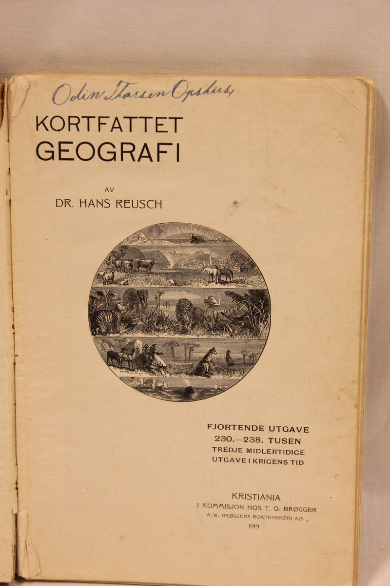 Lærebok i Geografi. Tittel "GEOGRAFI". kORTFATTET GEOGRAFI av Dr. Hans Reusch. Fjortende utgave. 230-238 tusen. Tredje midlertidig utgave i krigens tid.
Kristiania i kommisjon hos T.O. Brøgger, A.W. Brøggers boktrykkeri A/S. 1919.
Inne i permen er navnet "Odin Thorsen Opshus" skrevet. Den er fra hans dødsbo.
Inne i boken ligger også en brosjyre fra S/S Stavangerfjord, den norske amerikalinje. Et postkort av S/S Stavangerfjord som er merket med: 21058, "8". Wilse Eneret.
Det ligger også et brev til alle produsenter (bønder) om hvordan alle må hjelpe til for å klare de harde tider.