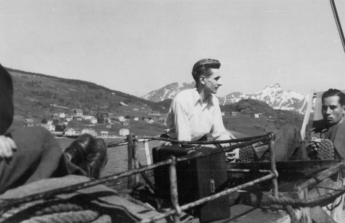 Tyske soldater på båttur, fotografert utenfor Breivoll i Ibestad av ukjent tysk soldat.