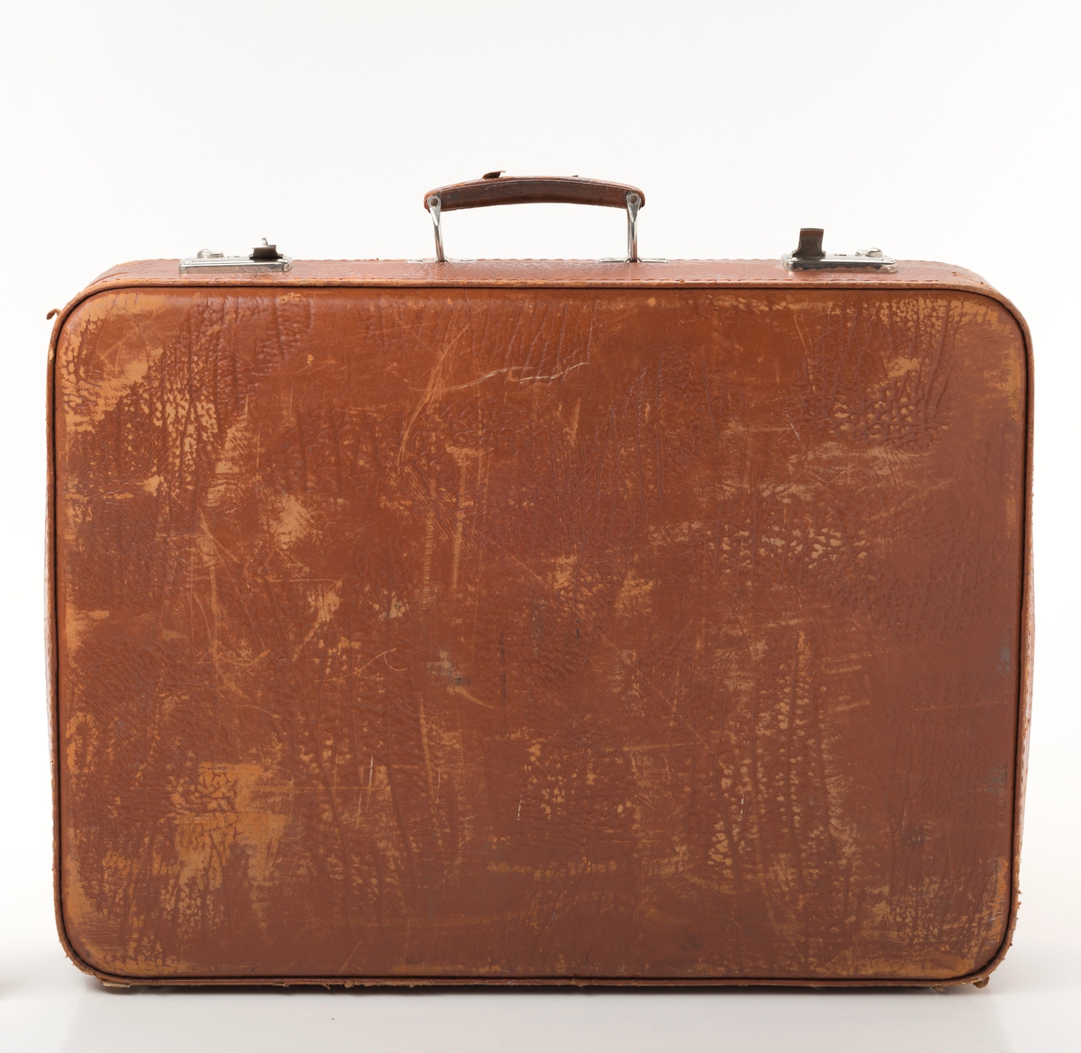 Rektangulær koffert i brunt skinn med ett rom. Innheolder fem uttagbare brett tilpasset koffertens fasong til oppbevaring av småporteføje.