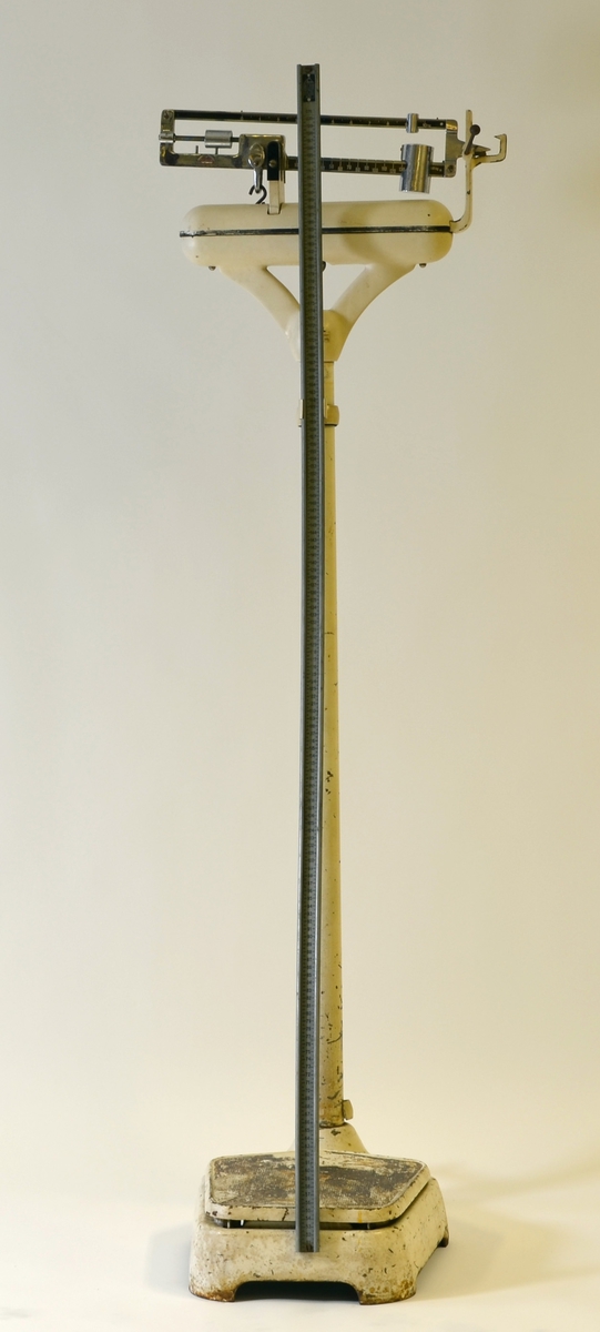 Hødemåler formet som stang, inndelt i cm-skala fra 0-200 cm. Stangen mangler en del av lengden.