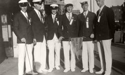 Gruppebilde av mannlige sangkormedlemmer i "uniform", fotogr