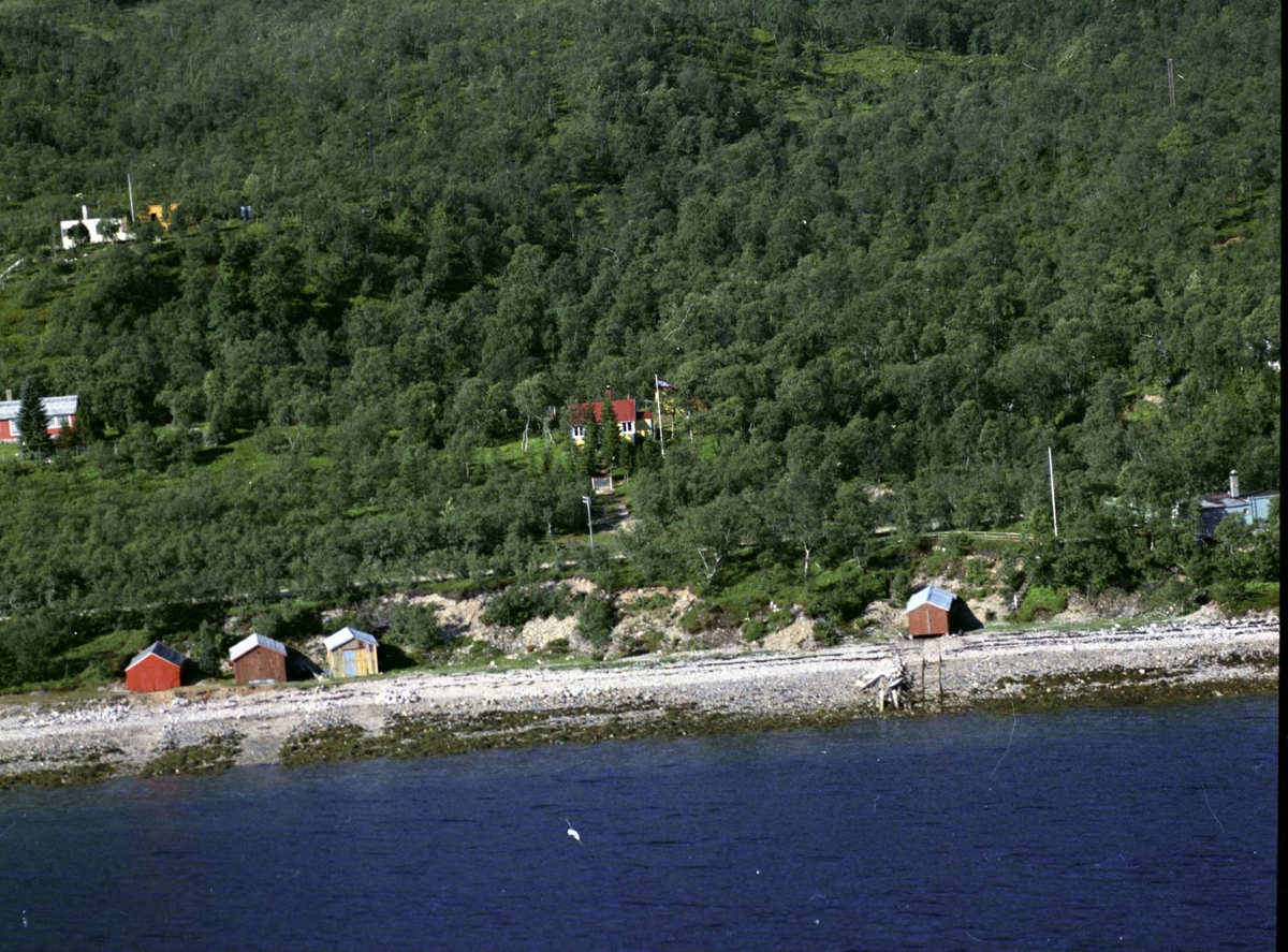 Flyfoto av et hytteområde på Skjærstad. Naust i forgrunnen.