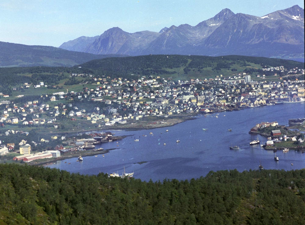 Flyfoto av Harstad by med Grytøyfjellene i bakgrunnen.