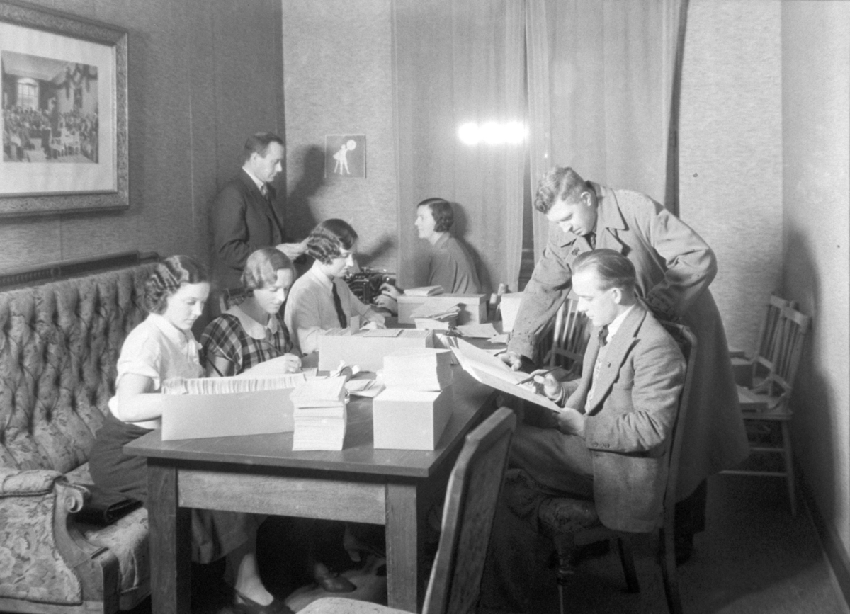 Unge Høyres kontor. 7 unge kvinner og menn i arbeid.