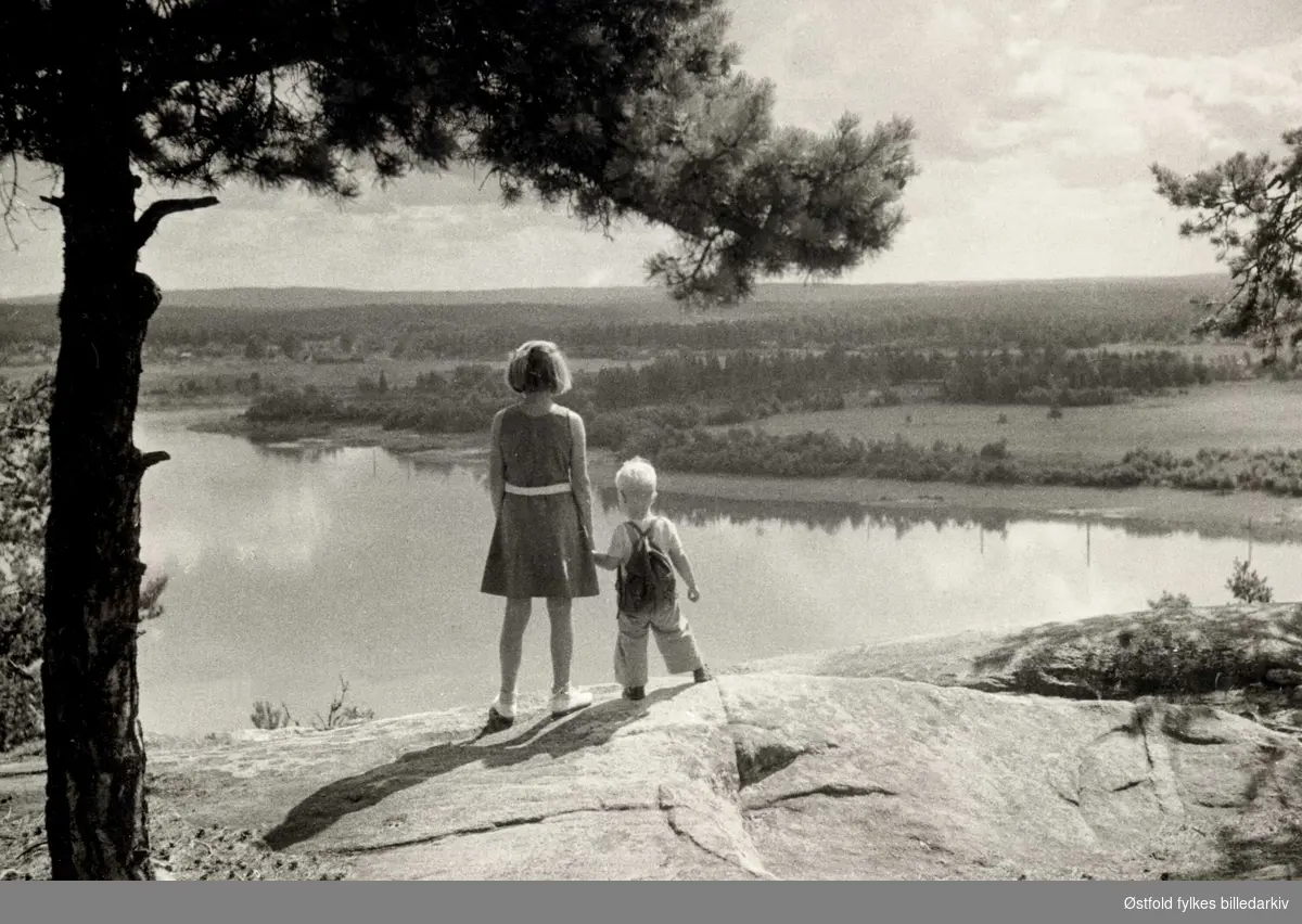 To barn ser utover vannet. 
