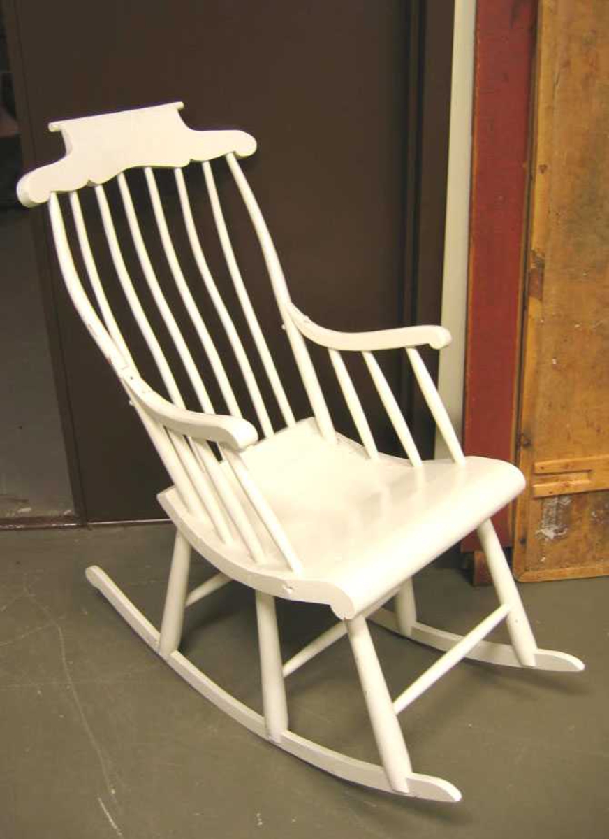 Form: 5 spiler i rygg
Stolen er laga av ein lokal snikkar frå Veitestrand omkring 1900  -  etter informasjon frå givar.