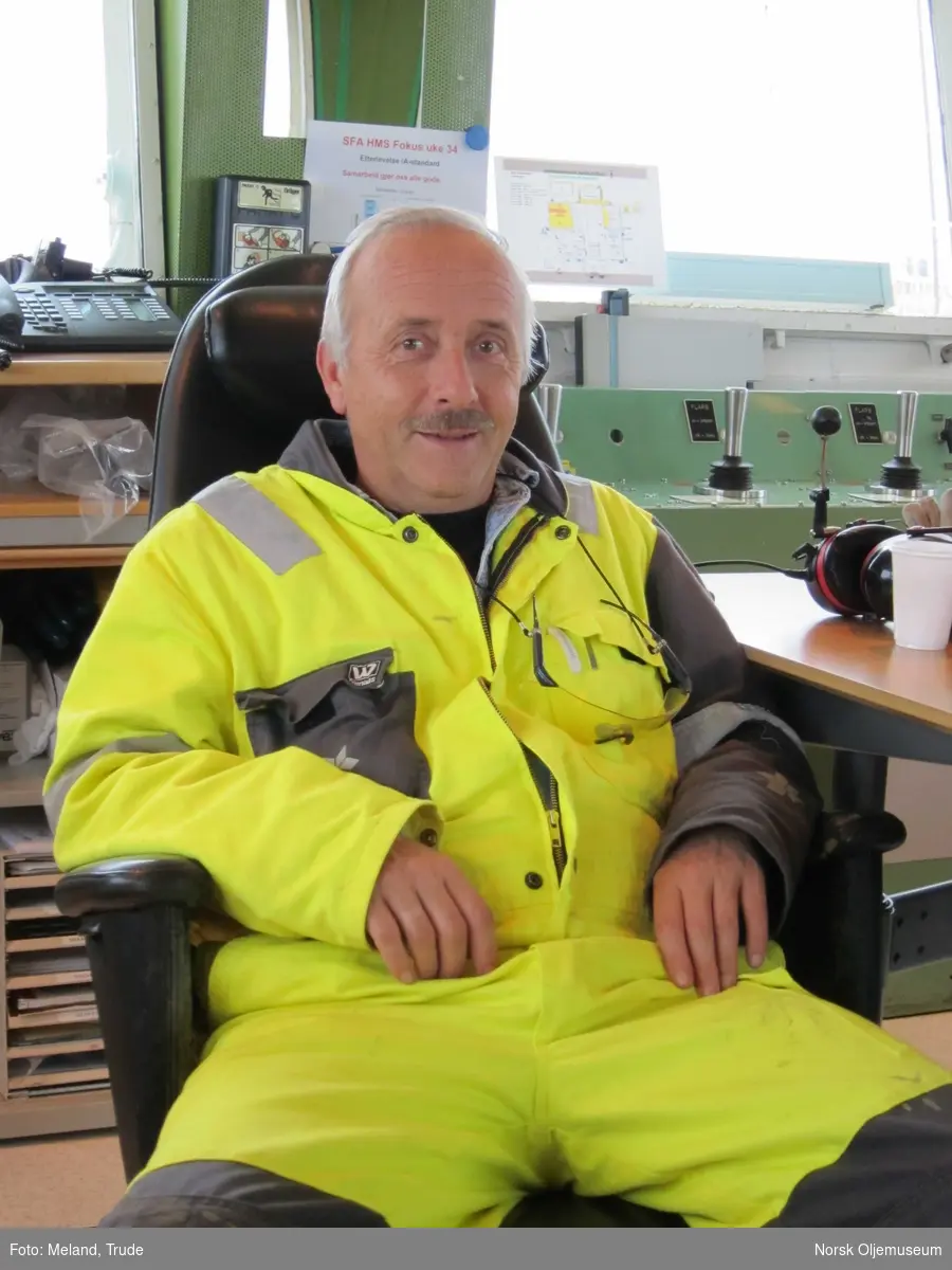 Kranfører Magne Pedersen sitter i godstolen i tårnet for transportkoordinering på Statfjord A.  Herfra foregår kontroll av båt og helikoptertransporten til og fra plattformen.