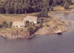 våningshus, trær, haver, vei, jorder, vann, båter,