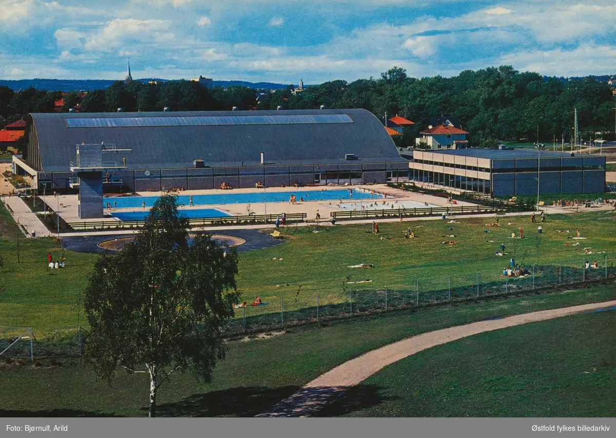 Kongstenhallen i Fredrikstad med bassengomeråde, stupetårn, idrettsanlegg og bowlinghall. Postkort.