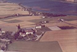 Haugetun ungdomsskole, Rolvsøy, skråfoto 1963.