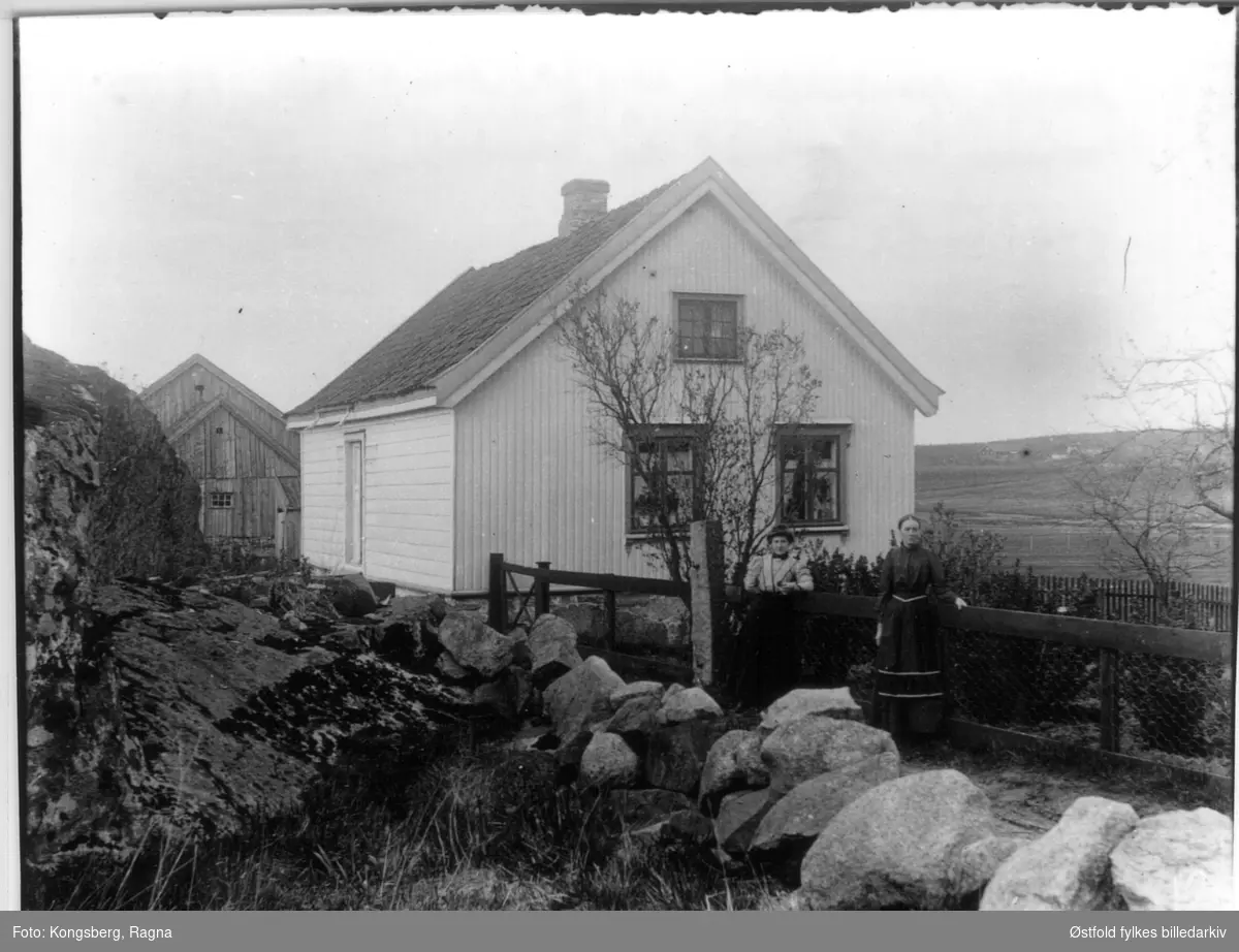 Mossikrød i Onsøy ca. 1915.
Gården heter Mossikrød den dag i dag (2015) Men huset er revet og det ligger et annet hus der.
Marie Mossikrød står utenfor sitt hjem.