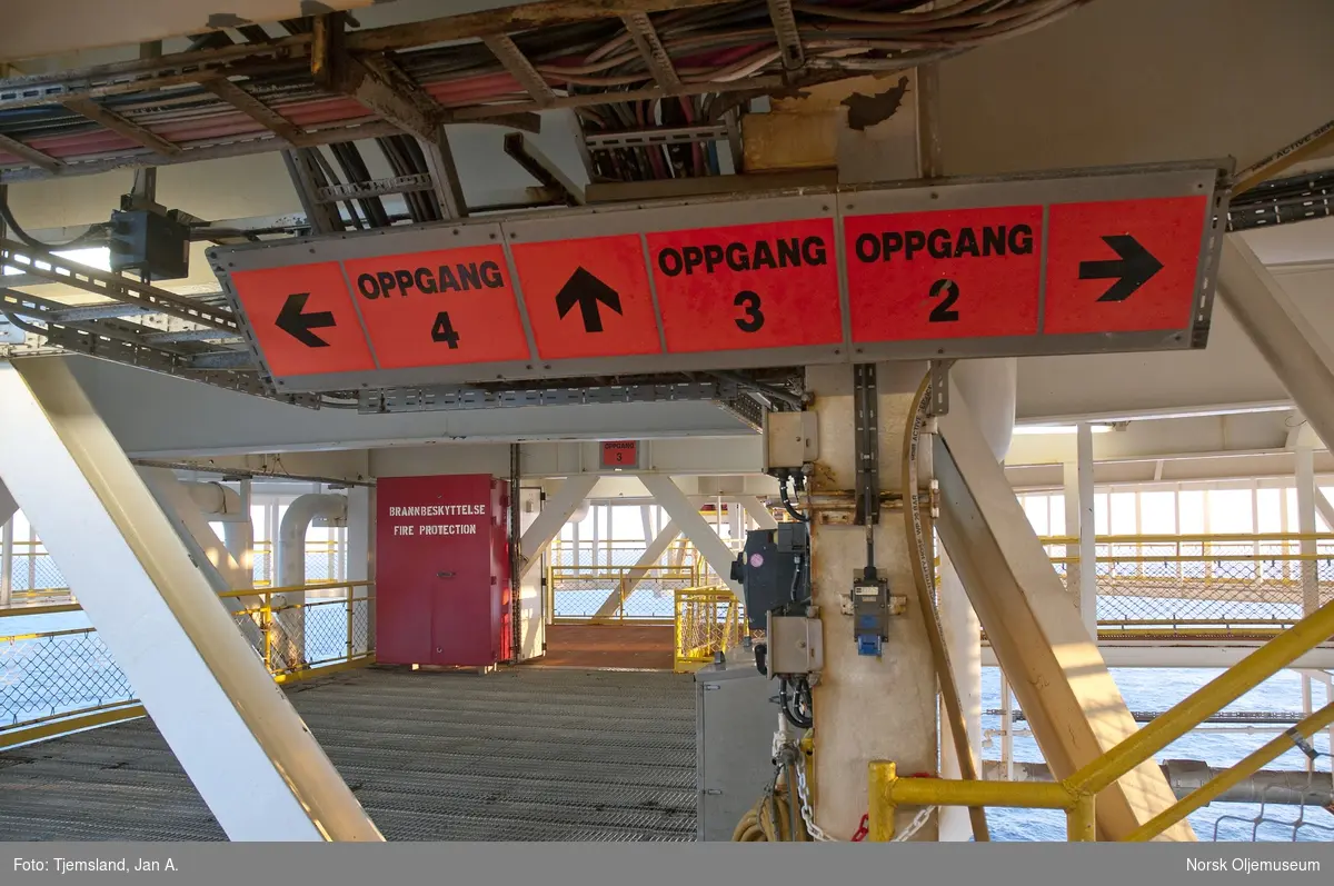 Her er de ulike oppganger fra avgangshallen og opp til helikopterdekket på Statfjord C tydelig merket.