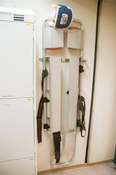 I korridoren utenfor sykestuen på Statfjord A, finnes bl.a. 