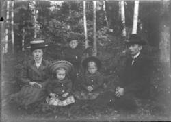 gruppe5, familie, ute i skogen,
