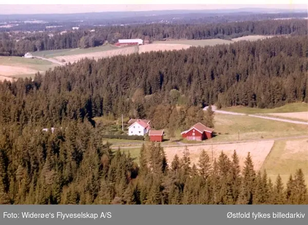 Skråfoto av gården Ringstad i Rakkestad, 11. sept. 1963. 
Daværende eier eller forpakter var Olaf Ringstad.