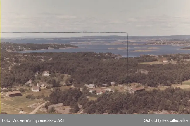 Oversiktsbilde av Sydengen, Spjærøy, Hvaler i juli 1967. Skråfoto/flyfoto.