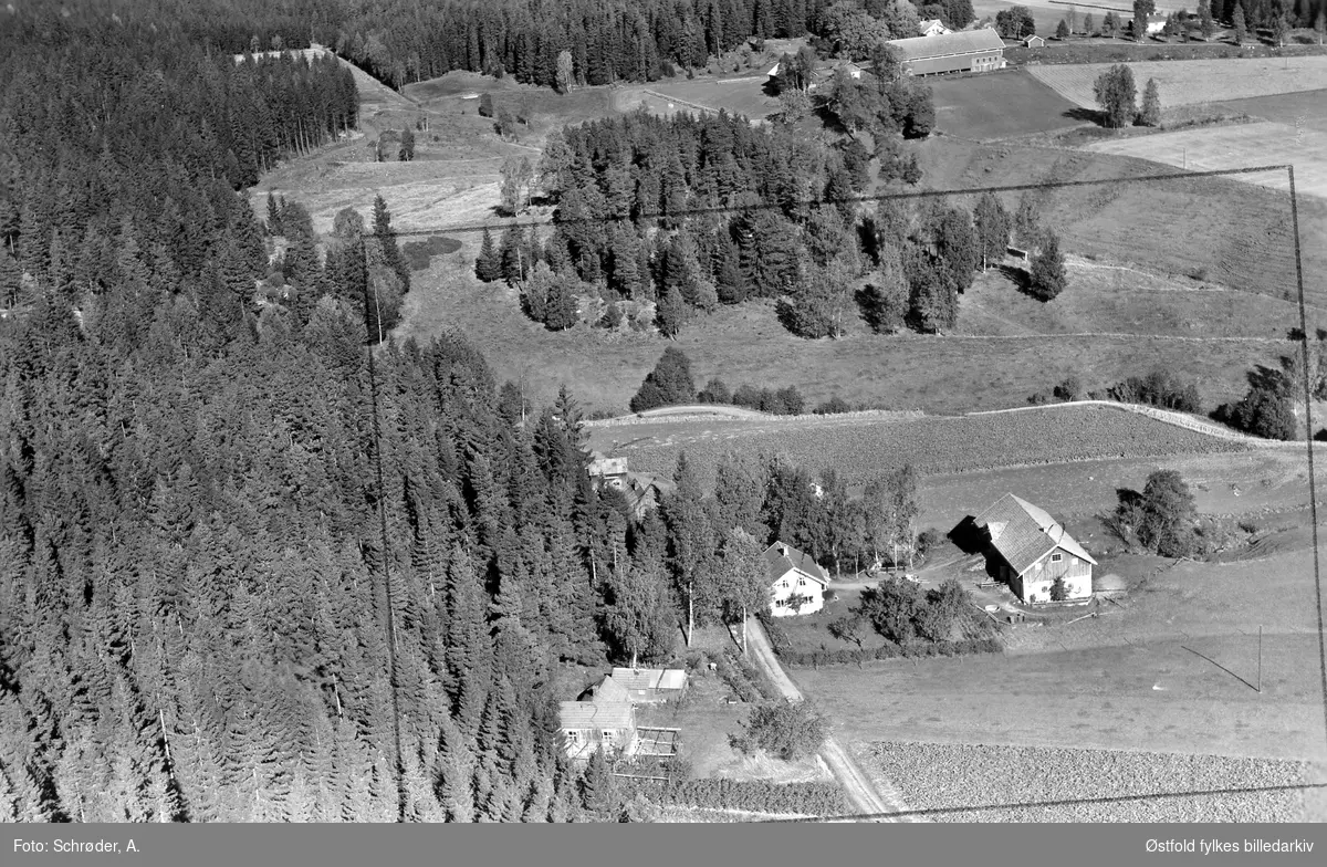 Flyfoto fra gården Østli  i Eidsberg, flyfoto 26. september 1957.
