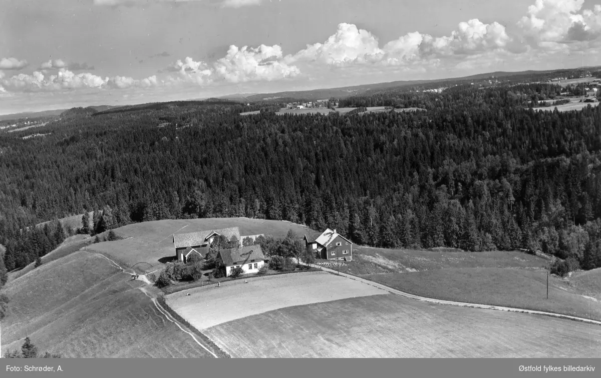 Holm østre gård  i Skiptvet, flyfoto 11. juni  1959.