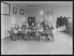 Sykurs. Gruppebilde med deltakere på Singer-symaskinkurs, de