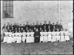 Skjeberg kirke med konfirmanter og prest i 1939.