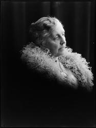 Portrett, eldre kvinne med fjærboa. Ukjent.