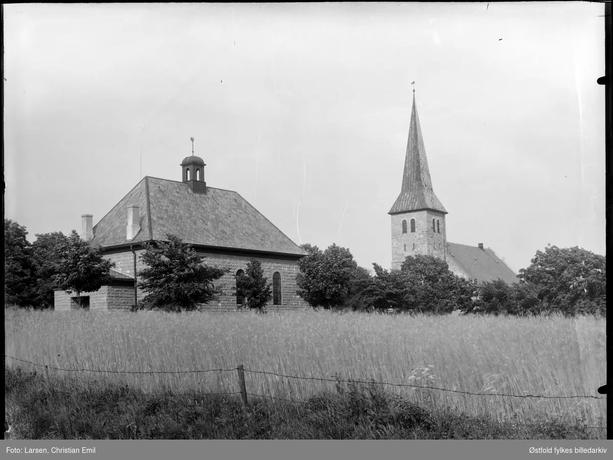 Tune kirke og kapell i Sarpsborg, fotografert etter 1928.
Tune kirke er en langkirke fra 1910 og tilhører Sarpsborg prosti. Gravkapellet er fra 1928.