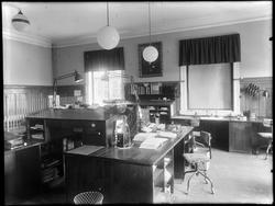 Interiør fra Rakkestad Sparebank 1943. Kontorinteriør med sk