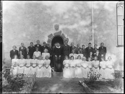 Konfirmanter i Skjeberg  1945. Kjoler sydd av fallskjermsilk