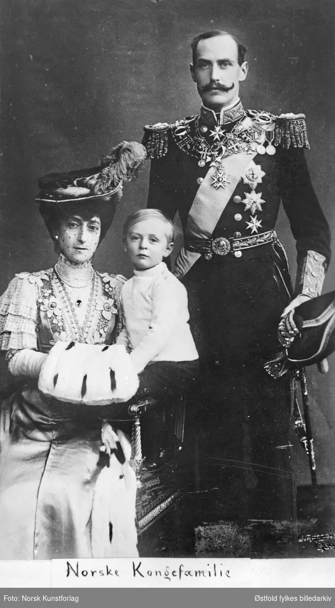 Den norske kongefamilie, kong Haakon VII, dronning Maud og kronprins Olav.
