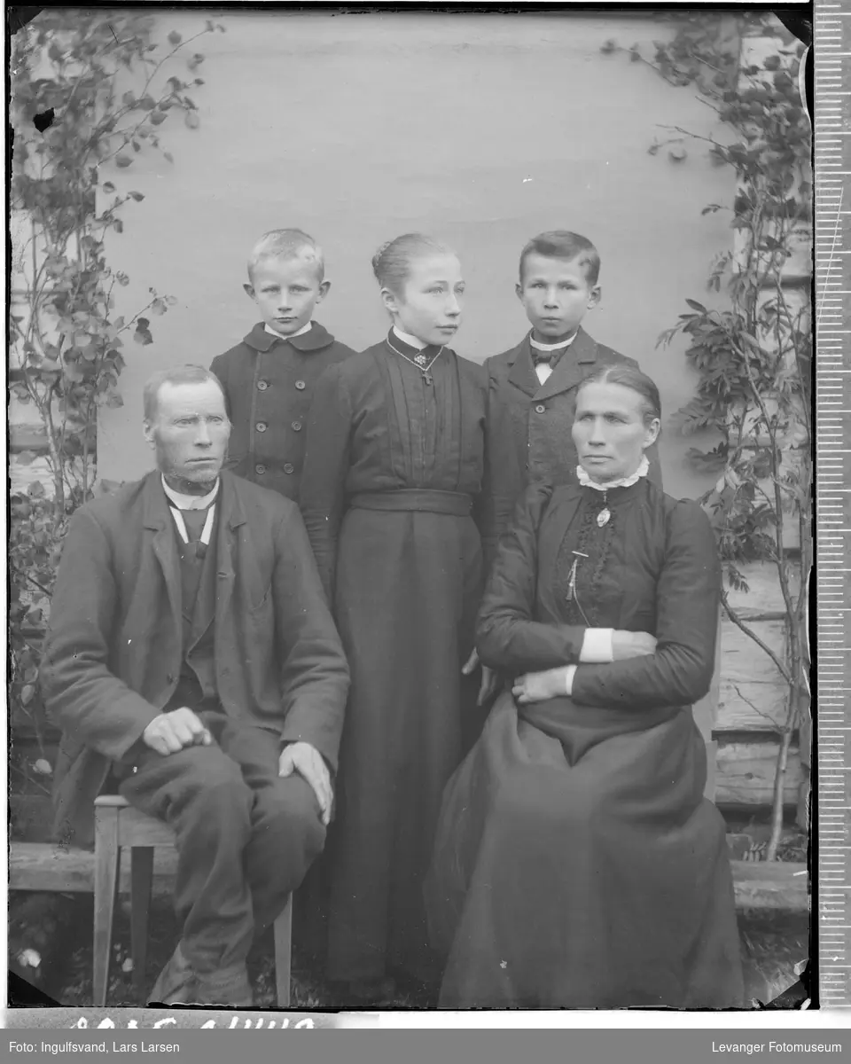 Gruppebilde av en mann, en kvinne og tre barn.