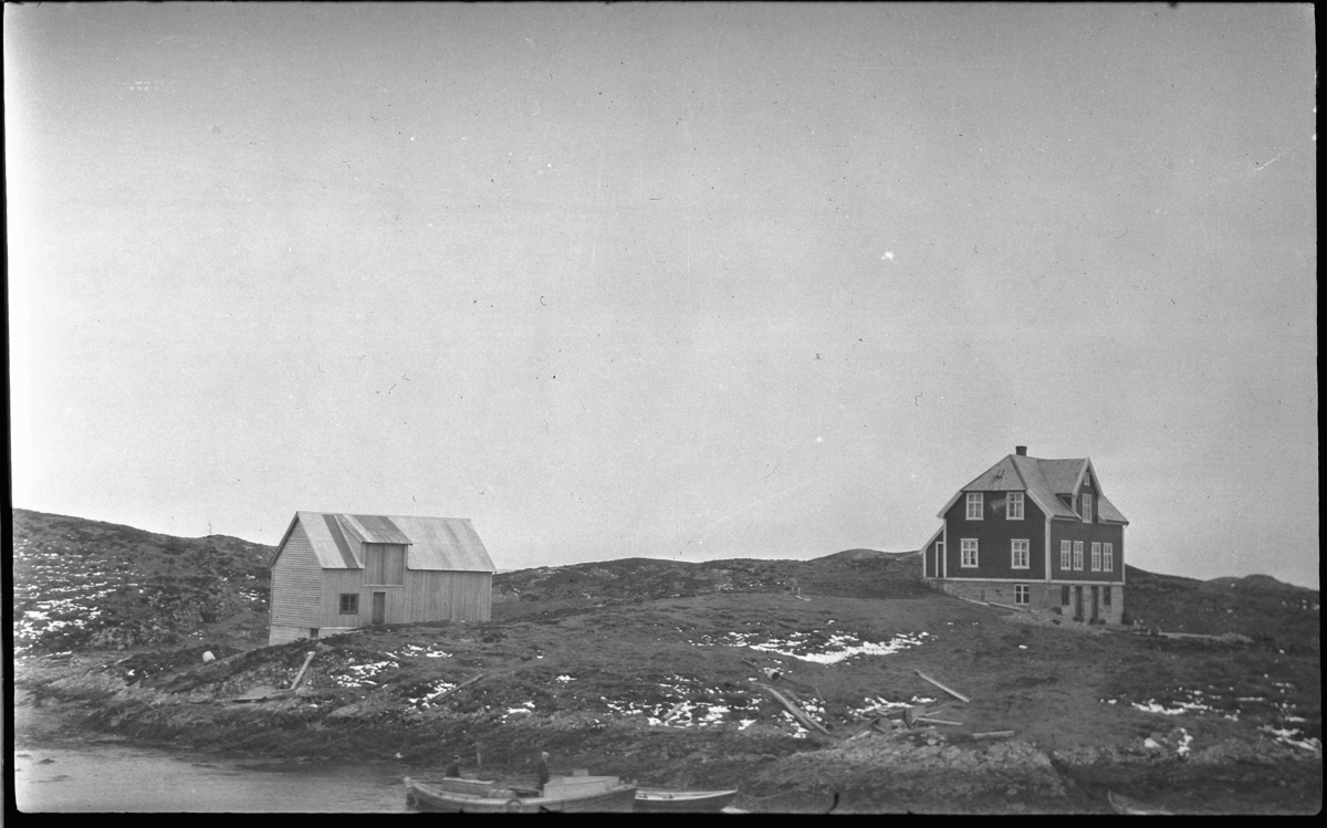 Huset og løa til Morten Kjempenes på Bjørnøya (under Melver)