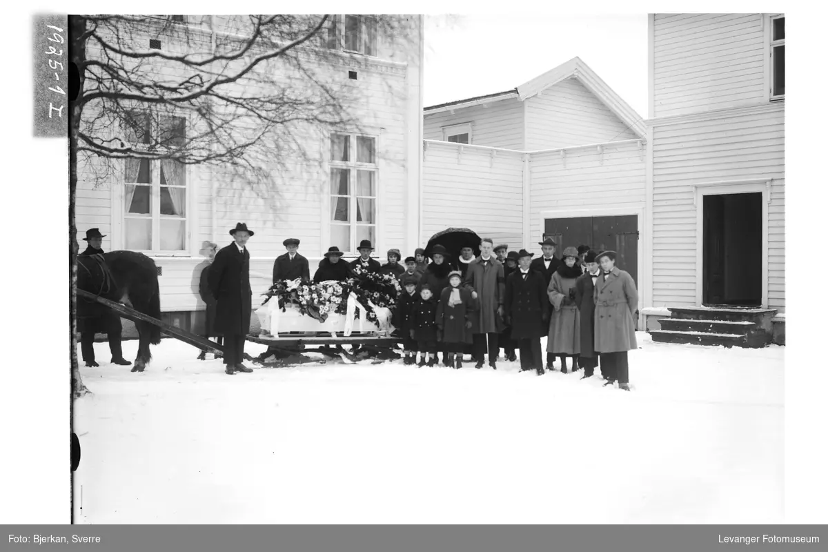 Begravelsesfølge utenfor hjemmet til Oskar A. Torp