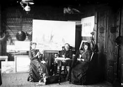 Interiør fra et atelier. Lauritz Haalands maleri står på et 