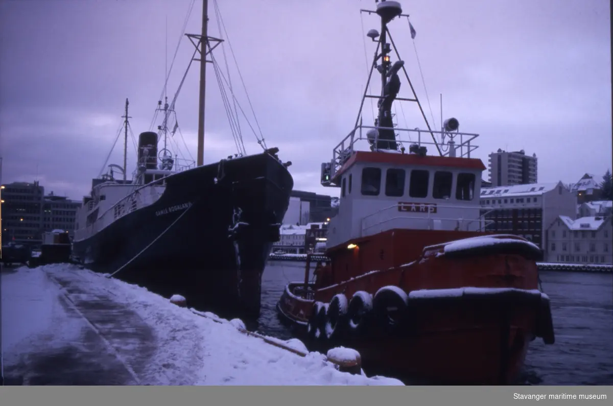 MS Gamle Rogaland og slepebåten "Lars" ved Skagenkaien i Stavanger. 15.02.1991.