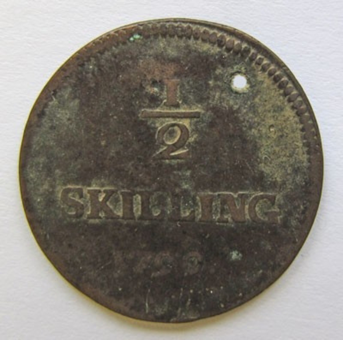 Gustav IV Adolf, ½ skilling riksgälds, polett av koppar. Präglat i Avesta 1799. Myntet är perforerat.