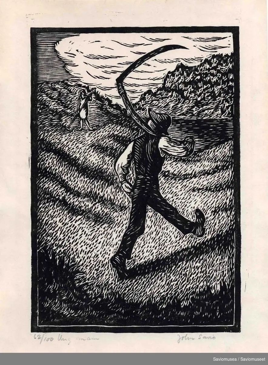 En mann bærer en ljå over skulderen og går med lange skritt over et jorde.  Han er kledd i mørke bukser, mørk vest og lys skjorte. I bakgrunnen ses en kvinne som står og raker.