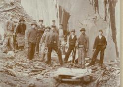 Arbeiderane i Eidsborg Brynesteinsbrudd høsten 1907.